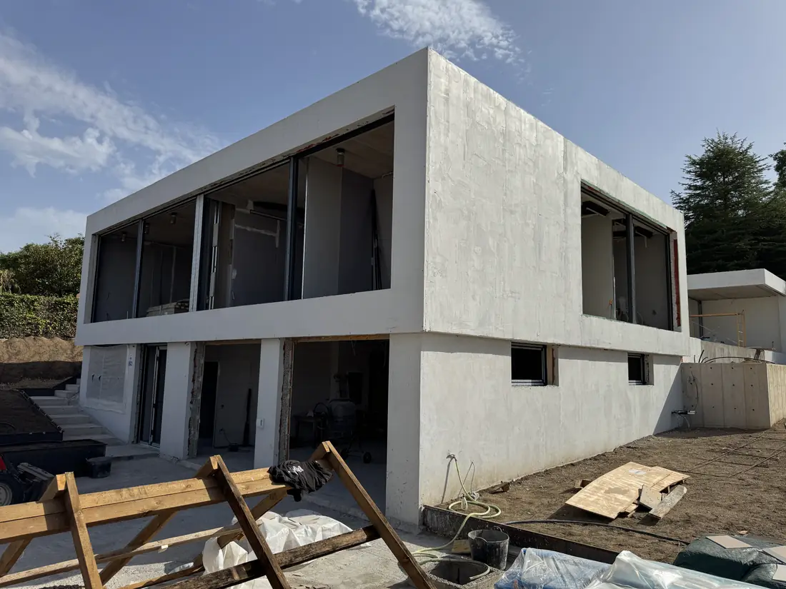 Vivienda unifamiliar con grandes huecos de aluminio