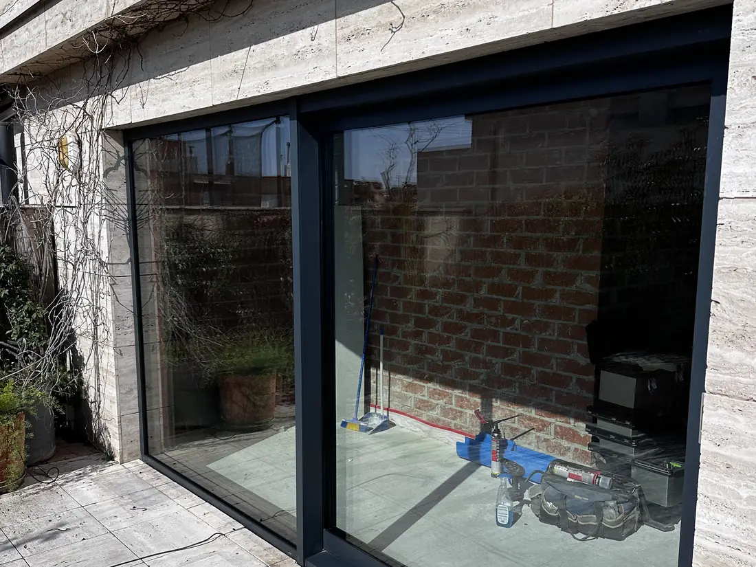 Corredera de aluminio de gran luz hacia la terraza