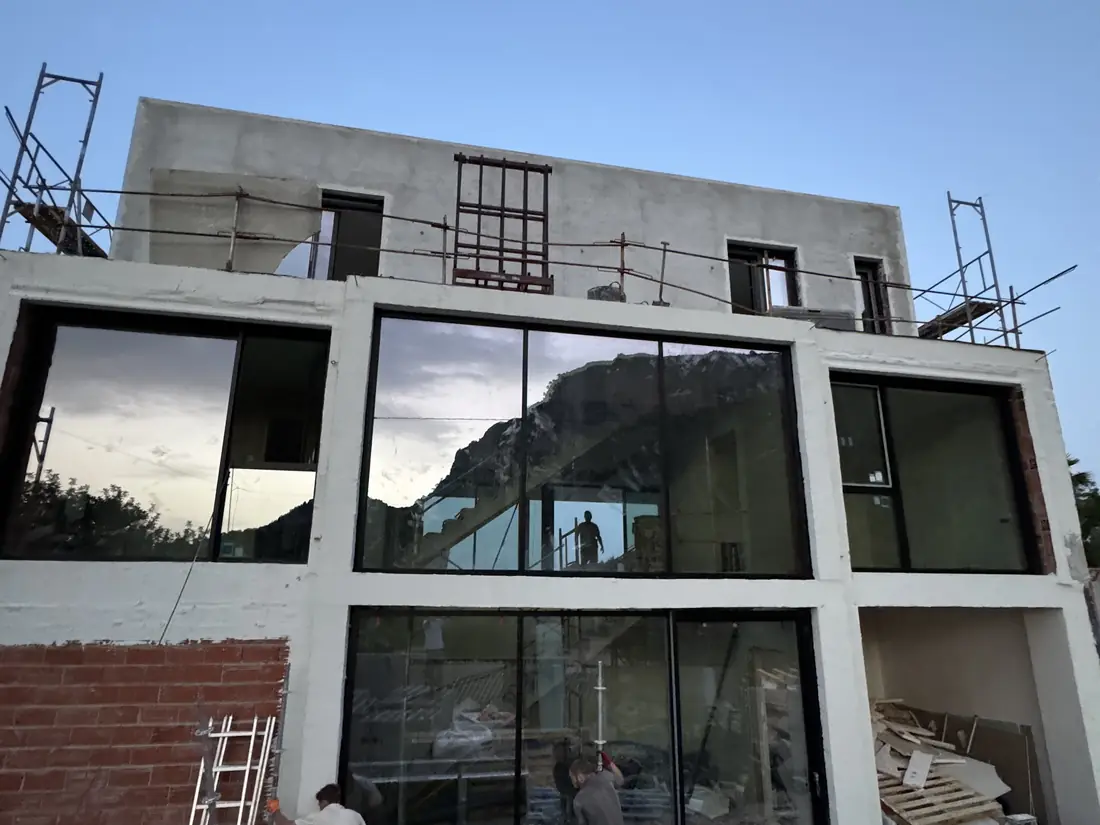 Sistema de fachada de aluminio en un edificio en obra