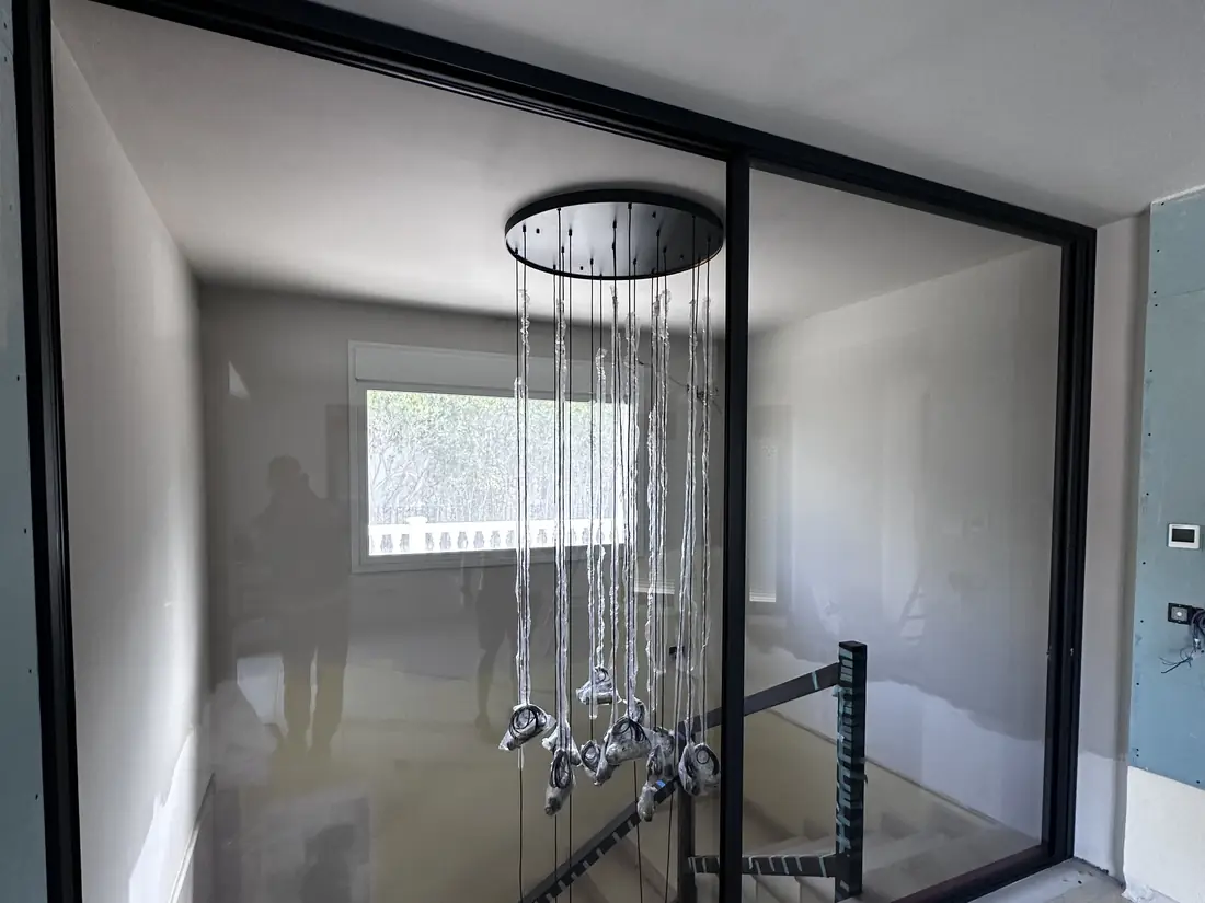 División interior de vidrio con perfil de aluminio lacado negro