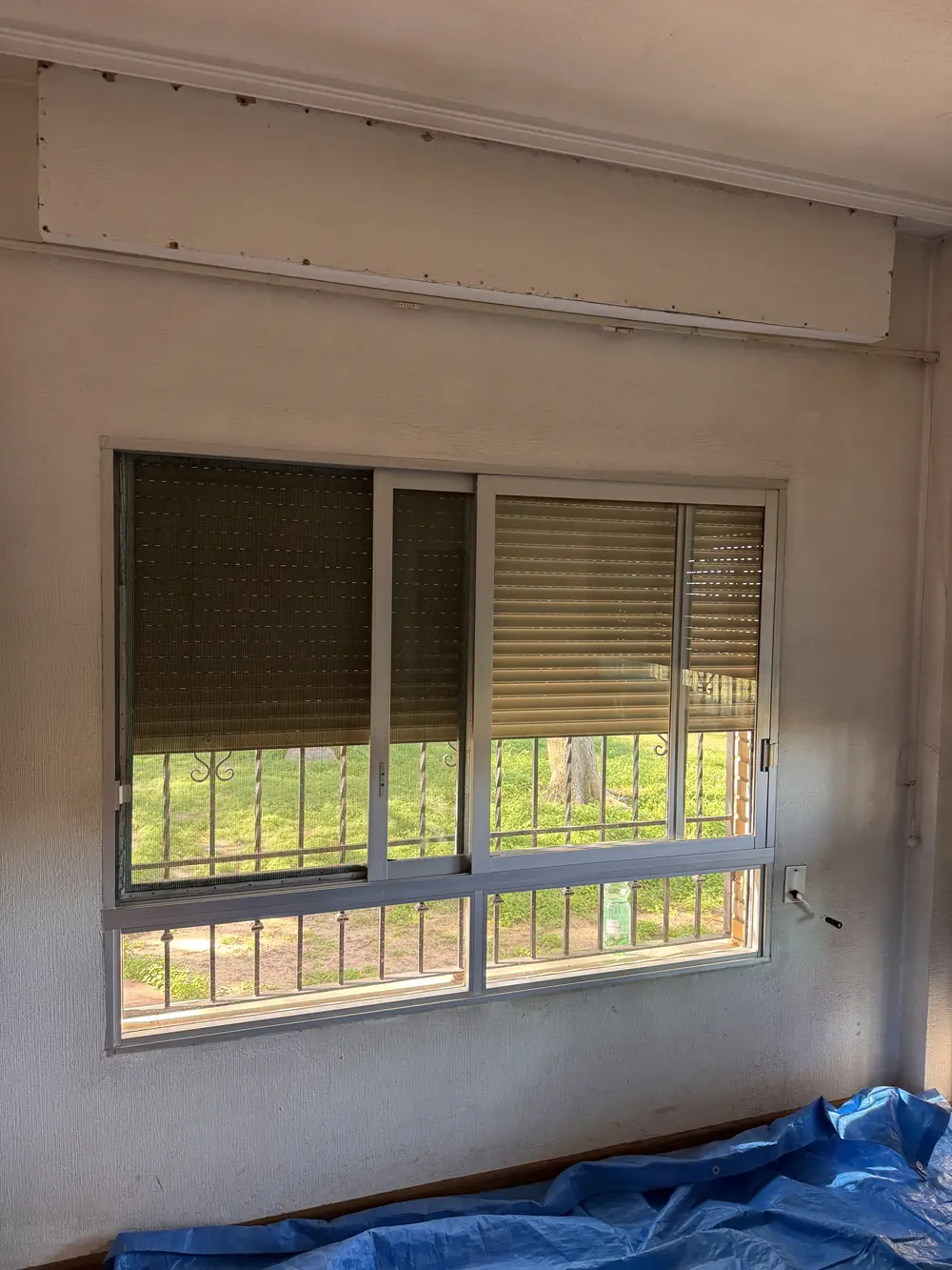 Ventana corredera de aluminio antigua, antes de la sustitución