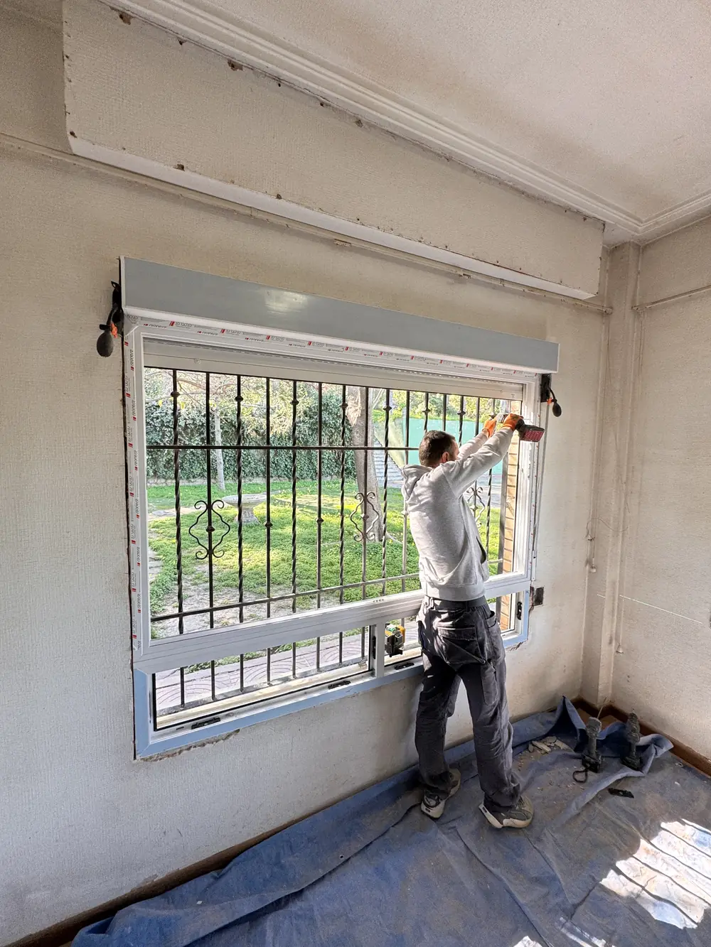 Instalador de ANDSER colocando la ventana nueva y el cajón de persiana