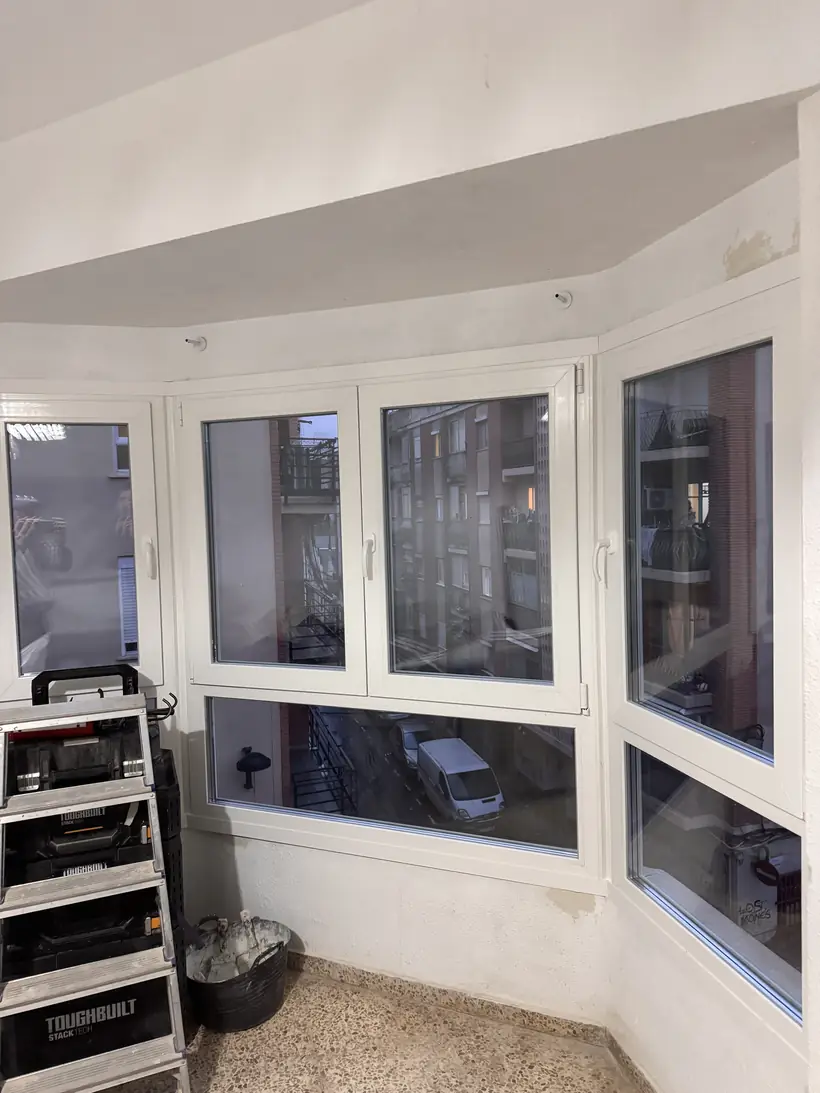 Mirador con ventanas de PVC nuevas en un piso de València