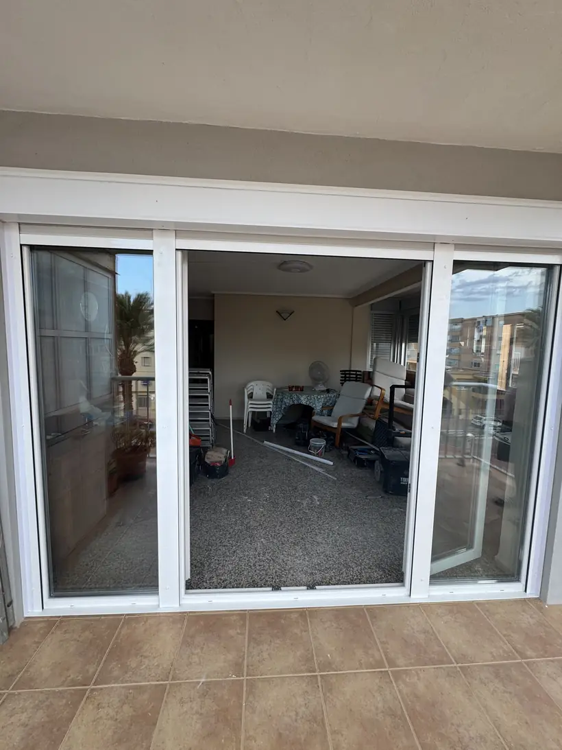 Puerta corredera blanca hacia la terraza
