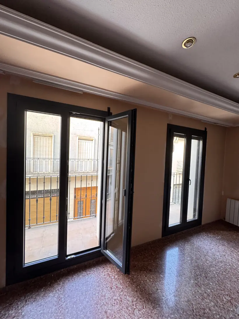 Ventanas y puerta balconera de PVC en color antracita