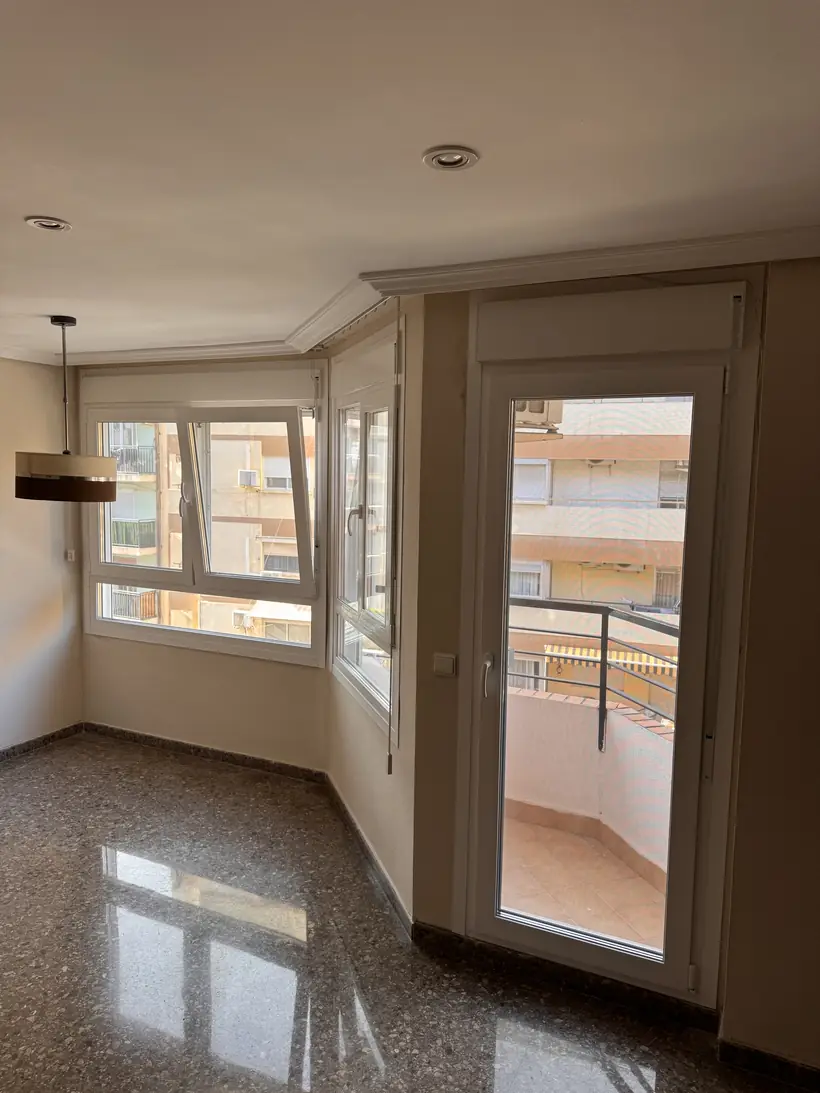 Salón con ventanas nuevas y vistas a la ciudad