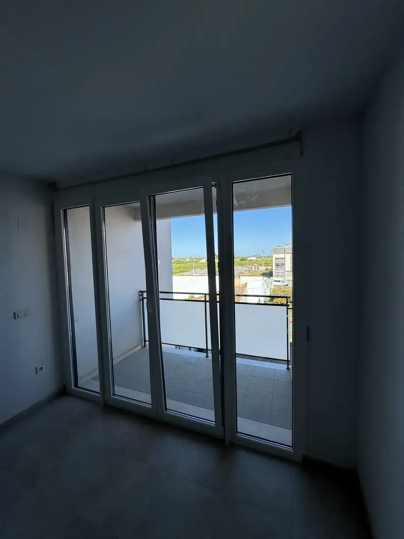 Puertas correderas oscuras hacia la terraza