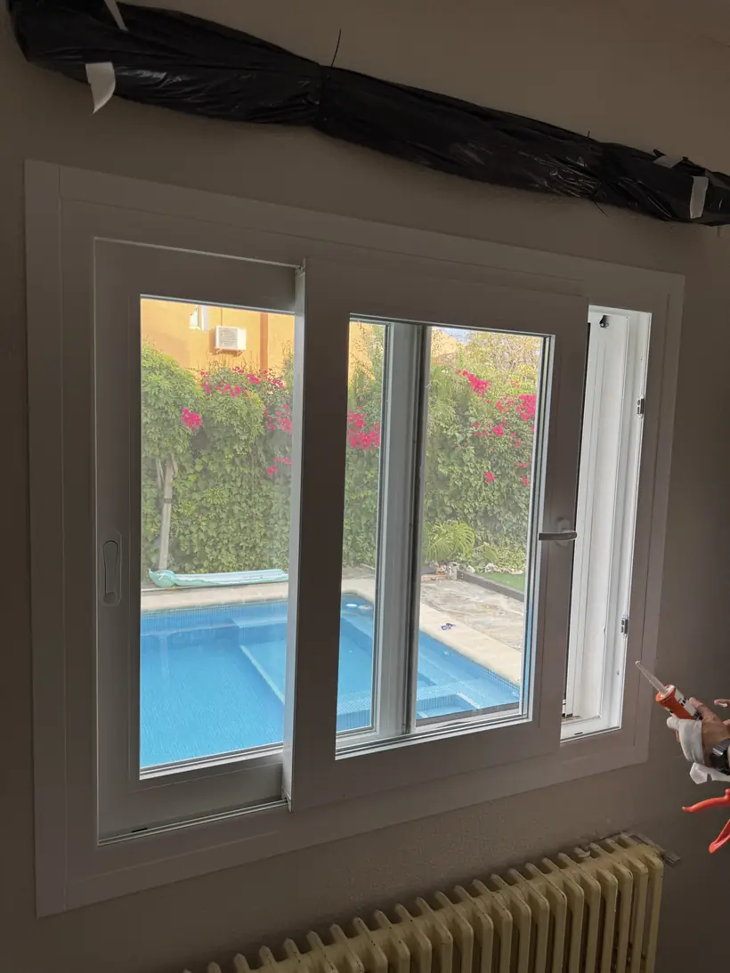 Ventana nueva con vistas a la piscina