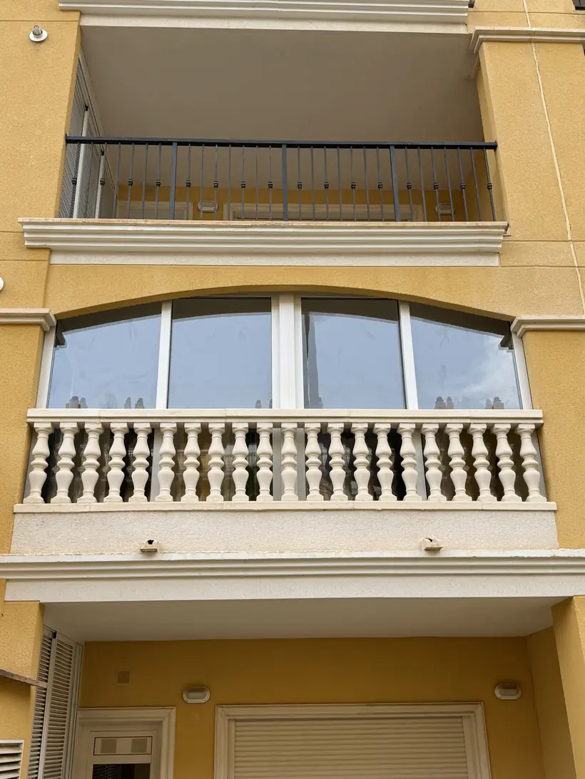 Fachada con ventanas nuevas en un edificio de València